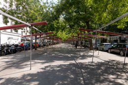 14th-arrondissement;-Boulevard-Edgar-Quinet;-Central-strip;-Empty-market;-Folded-awnings;-Kaleidos;-Kaleidos-images;-La-parole-à-limage;-Metal-gantries;-Non-market-day;-Paris;-Parked-cars;-Removable-fittings;-Shopfront;-Stories-Pictures;-Tarek-Charara;-Trees